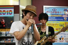 コヤマシュウのブルースハープとナガイケジョーの口笛がハーモニーを奏でる。