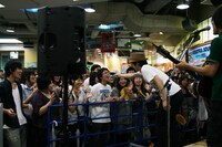 客席にマイクを差し出すコヤマシュウ。