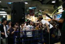 客席にマイクを差し出すコヤマシュウ。