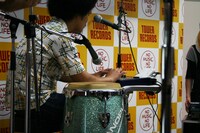 マシーンを操り普段とは違ったグルーヴを生み出すオカモト"MOBY"タクヤ。