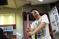 「エヴァンゲリオン初号機パイロット・碇シンジことコヤマシュウです！」と自己紹介したコヤマシュウだが、格好は「ONE PIECE」のルフィを思わせるわんぱく少年スタイル。