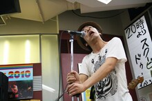 「エヴァンゲリオン初号機パイロット・碇シンジことコヤマシュウです！」と自己紹介したコヤマシュウだが、格好は「ONE PIECE」のルフィを思わせるわんぱく少年スタイル。