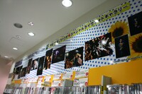 タワーレコード新宿店ではパネル展を実施中。