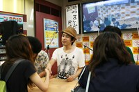 笑顔で交流するFUNKY 4とプラスワンモー。