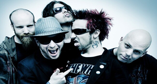 STONE SOURは、SLIPKNOTのコリィ・テイラー（Vo）＆ジェイムズ・ルート（G）によるバンド。今年9月には4年ぶりのニューアルバム「AUDIO SECRECY」のリリースを控えている。