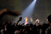 センターステージで「花火」を歌う、Tシャツにロングスカート姿のaiko。