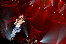 aikoは昨年7月からライブハウスツアー「Love Like Rock vol.4」、ホールツアー「Love Like Pop vol.12」、アリーナツアー「Love Like Pop vol.13」を立て続けに開催。この日のライブでツアー3部作の有終の美を飾った。