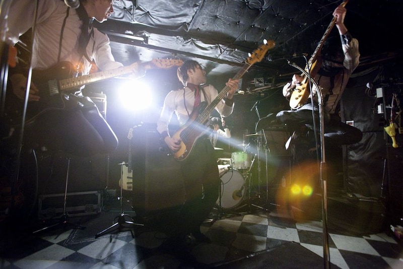 彼らにとって“ホーム”ともいえる下北沢SHELTERで貴重なワンマンライブを行ったTHE BAWDIES。MCでは長いツアーを経て「みんなおかしくなった」（ROY）ことを証明するかのように、興味深いエピソードで観客の笑いを誘った。