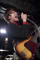 汗だくでシャウトするROY。