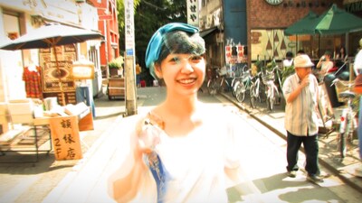 「世界の果てまで連れてって！」ビデオクリップのワンシーン。随所で吉祥寺の名所が登場。