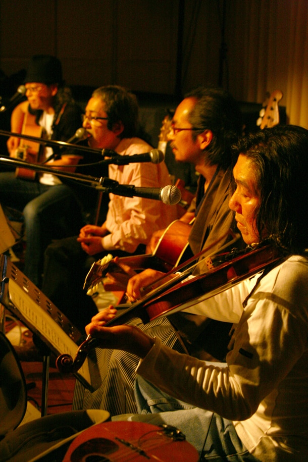 白井良明、鈴木博文、和嶋慎治、武川雅寛の4人が横一列に並んで歌う“四人衆”のステージ。