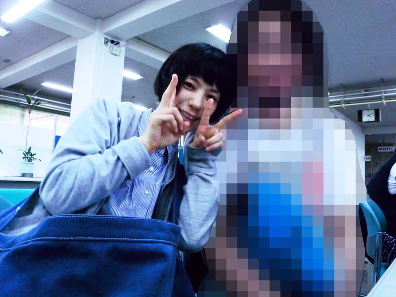 後藤まりこ（写真左）と結婚相手男性とのツーショット。写真は区役所での婚姻届提出時に、セルフタイマーで撮影したもの。