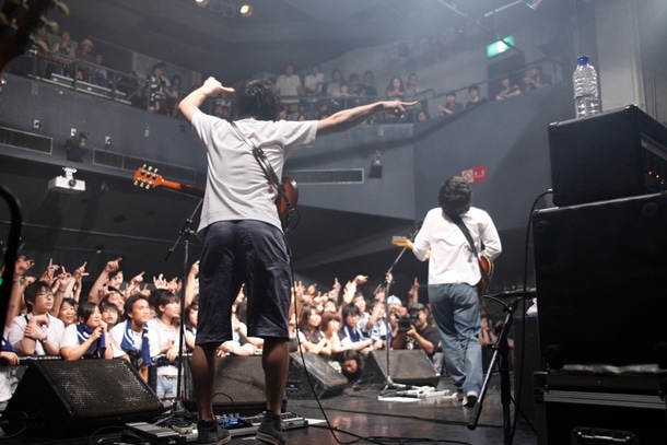 2階席まで超満員となったo-WESTを舞台に、「EARTH」の世界が提示された。