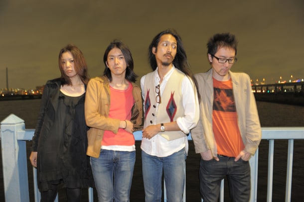 伊藤真紗世（B, Vo）、吉野豪史（Vo, G）、折橋豪（Dr）、田村光（G）の4人からなるバンドNIRL GIRL。