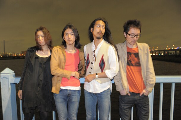 伊藤真紗世（B, Vo）、吉野豪史（Vo, G）、折橋豪（Dr）、田村光（G）の4人からなるバンドNIRL GIRL。