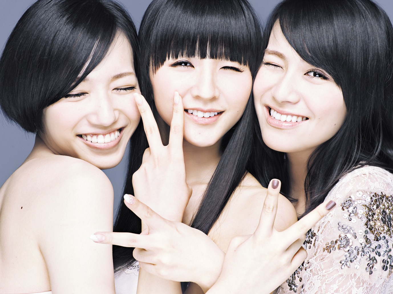 Perfumeは明日8月12日（木）TBS系「ひみつの嵐ちゃん！」の総集編にて過去出演映像がオンエアされる。