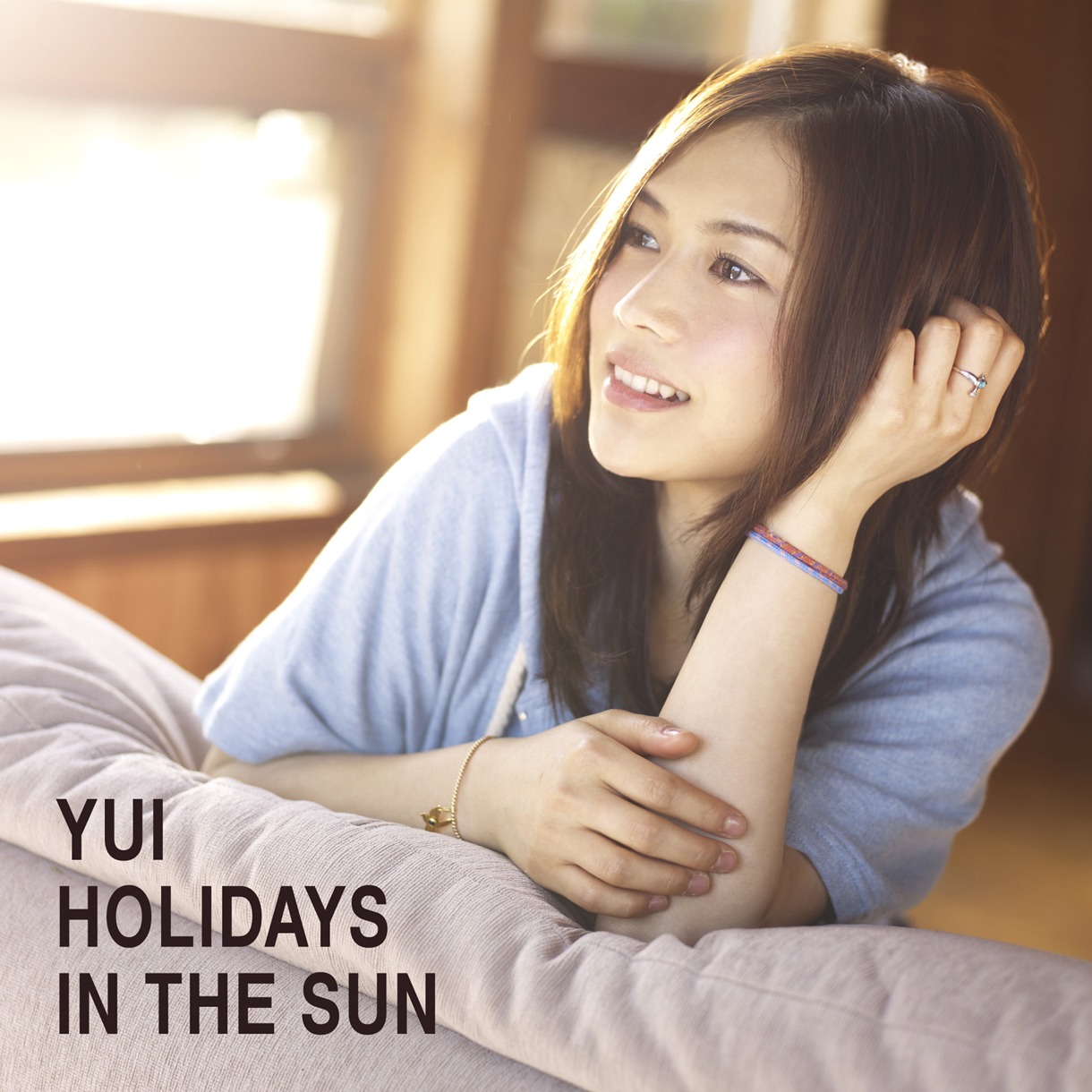 YUIにとって約2年3カ月ぶりのフルアルバムとなる新作「HOLIDAYS IN THE SUN」（写真は初回限定盤ジャケット）。