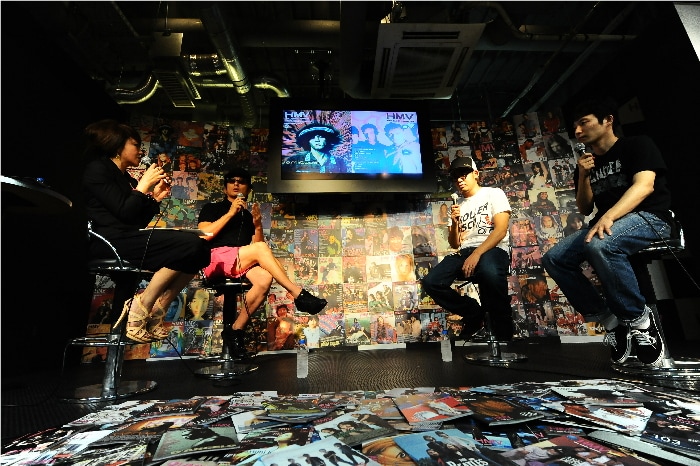 ステージには過去の「HMV the music & movie master」が無数に置かれ、壁面にも歴代の表紙がズラリ。