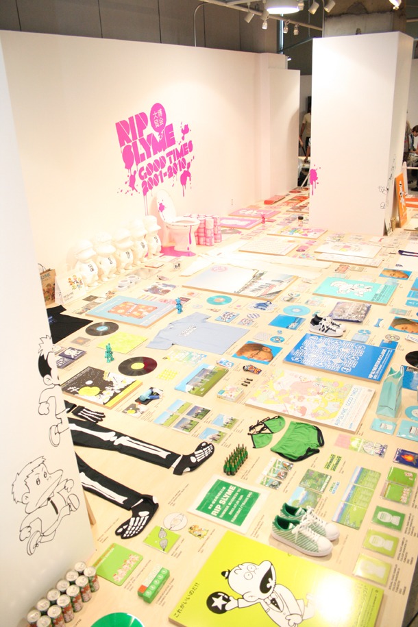 時系列ではなく色ごとに並べられた展示品の数々。中央のロゴ下にあるのは、4thシングル「FUNKASTIC」のビデオクリップで使用された便器。