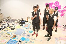 「いろんなものを作ったなぁ」というILMARIの言葉で、10年分のグッズをしみじみと見渡した5人。