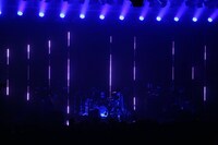 写真は7月10日のライブの模様（撮影：三島タカユキ、石井アキ）。