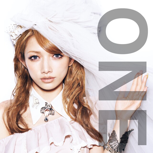 写真はミニアルバム「ONE」CD+DVD盤ジャケット。