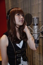 今年1月には日本武道館ワンマン「May'n Special Concert2010 at 日本武道館『BIG★WAAAAAVE!!』」を大成功に収めたMay'n。写真はレコーディングの様子。