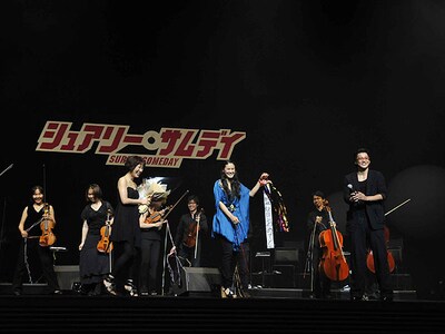 花束を受け取った菅野よう子と、小栗監督にかわいいくす玉をプレゼントする手嶌葵。菅野が手嶌をはじめROY（THE BAWDIES）、石毛輝（the telephones）、曽我部恵一ら個性豊かなボーカリストたちとコラボした劇中曲は、サウンドトラック「SURELY SOMEDAY」として1枚にまとめられ7月7日にリリースされた。