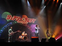 最初で最後のライブパフォーマンスを披露した巧（小出恵介）withシュアリー・スターズ。