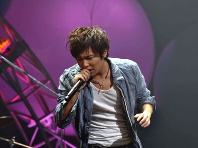 感情を込めた歌声で1200人の観客を魅了したボーカル小出恵介。