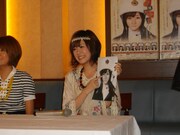 モンタージュ写真を片手に「自分の右前髪と頬が使われている」と語るキャプテン・清水佐紀。