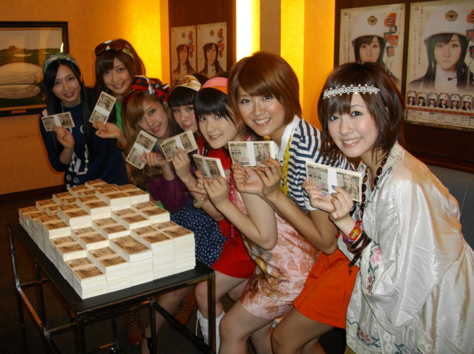 Berryz工房「三億円少女」の稽古場飛び出しニコ生登場