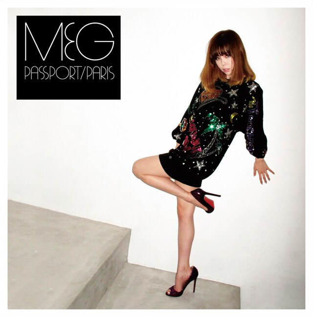 ファッションリーダーとしても高い評価を集めるMEG。ニューシングル「PASSPORT/PARIS」（写真）のアートワークではスパンコールを大胆にあしらった黒のニットワンピースを着こなしている。