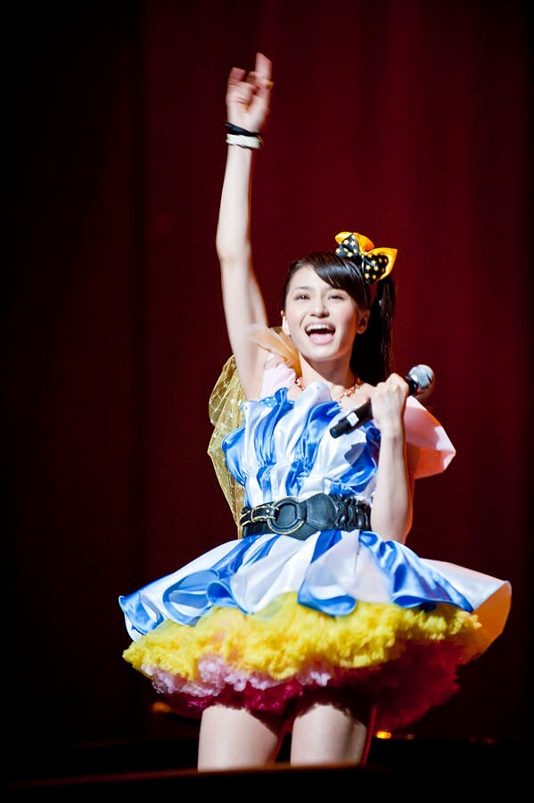 まめぐはこの楽曲について、自身のブログで「夢に溢れて、未来を描く…おおきな幸せと、ちょっぴり、甘いせつなさ。水面のように、キラキラと輝く曲です！」と語っている（写真は7月の「ANIME EXPO 2010」公演より）。