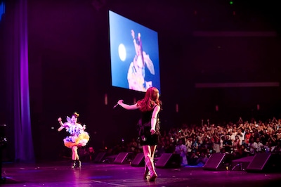 菅野よう子、中島愛、May'nの3人はロスで7月に開催された「ANIME EXPO 2010」に出演。約5500人の観客を前にライブを披露した。 / Photo by YOJI ABE（YO-2 design）
