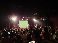 アンドロイド型ダンサー「バケイション・シスターズ」も加わったにぎやかなステージパフォーマンスに、満員の観客も大盛り上がり。