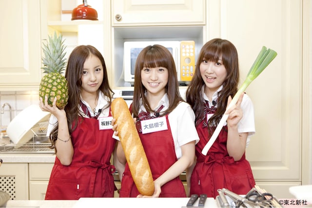 「「料理の腕に覚えあり！」と豪語する大島優子（写真中央）率いる大島チームは、板野友美（左）と仁藤萌乃（右）で構成。大島以外の2人の腕前も気になるところ。