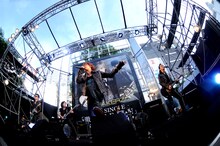 青空の下で熱演を繰り広げたBREAKERZの3人。