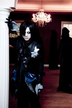 大佑は蜉蝣、the studsといったバンドで活躍。2009年夏のthe studs活動休止を経て、「大佑と黒の隠者達」名義で音楽活動を行っていた。