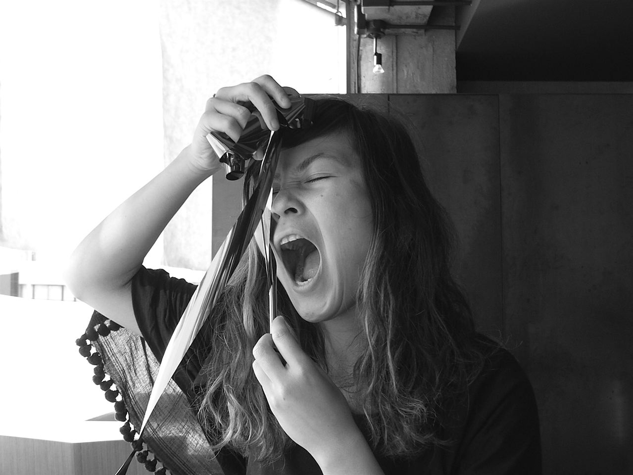 タイ人マンガ家のタムくんことウィスット・ポンニミットとコラボライブを披露する原田郁子。