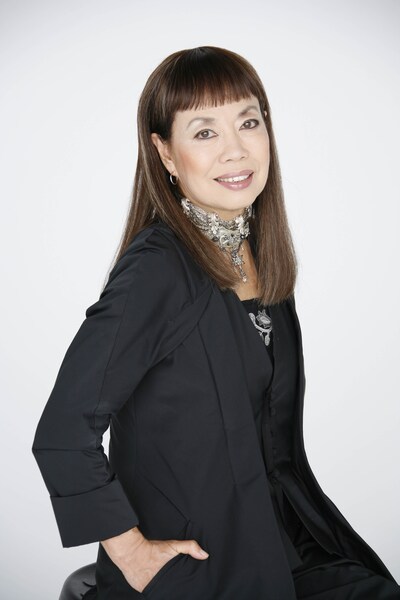 コシノヒロコは、自身が活躍する華やかな世界の裏側で普段目に留まることのない花たちを、自身の人生やファッションショーの舞台裏にたとえて「名もなき花よ」の歌詞を書いた。