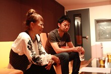 河口恭吾（右）は、デザイナーとして半世紀以上も輝き続けるコシノヒロコ（左）の生き様に共感して「名もなき花よ」を制作。