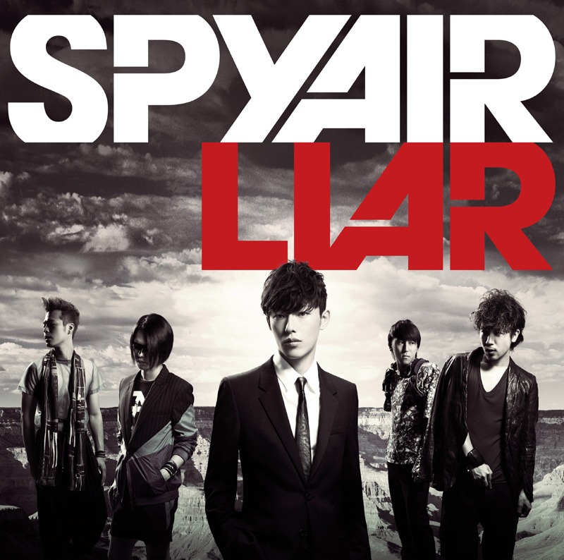 デビュー前からZIP-FMでレギュラー番組を持つなど、地元名古屋で高い人気を誇るSPYAIR。6月に行われた野外ライブにはファン2000人が詰めかけた（写真はデビューシングル「LIAR」ジャケット）。