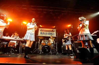 ステージ後方の暗幕を引っ張ると、そこにはバンド名「全力 GIRLS」の文字が。メンバーはこの瞬間まで、バンド名がどれに決まったのかを知らされていなかった。