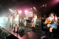 「大声ダイヤモンド」を演奏する全力 GIRLS。