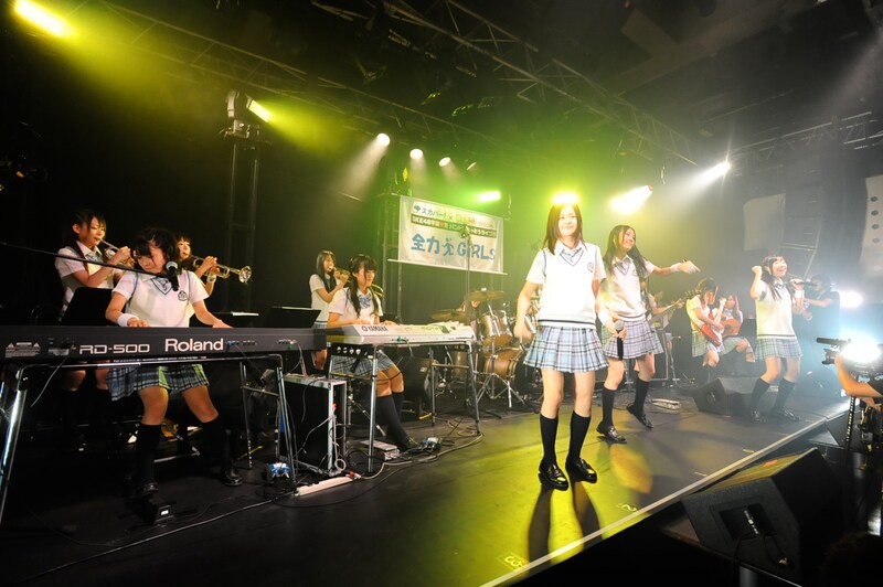 「手をつなぎながら」を演奏する全力 GIRLS。