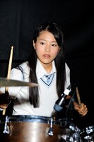 桑原みずきは「大声ダイヤモンド」でドラムを担当。