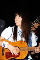 佐藤聖羅は「手をつなぎながら」でアコースティックギターを担当。