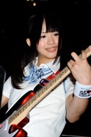 松村香織は「手をつなぎながら」でエレキギターを担当。