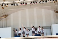 「羽豆岬」を披露するアンダーガールズB。